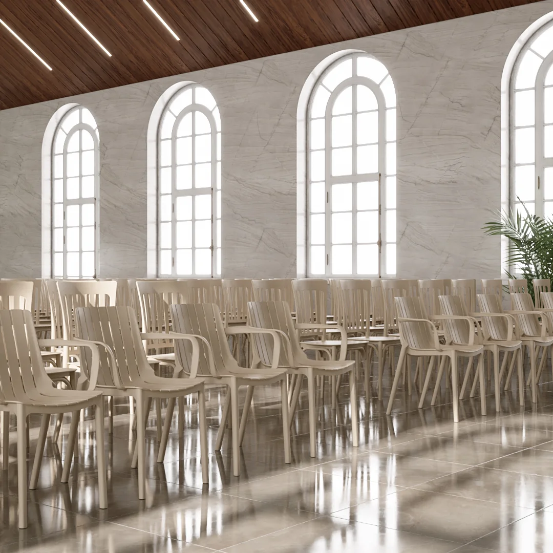 Igreja com fileiras de cadeiras de resina