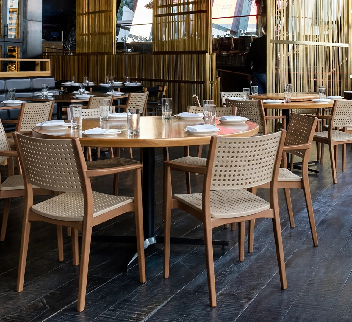 Restaurante com cadeiras e mesas Forte Plástico
