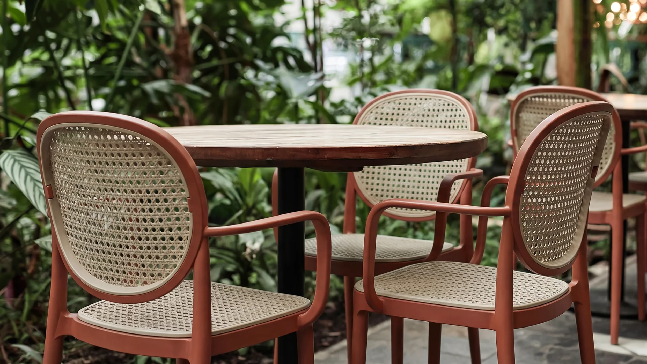 Área externa de hotel com mesas e cadeiras de resina Forte Plástico